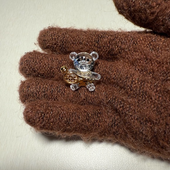 Swarovski BEAR TENNIS PLAYER PIN - Picture 1 of 9